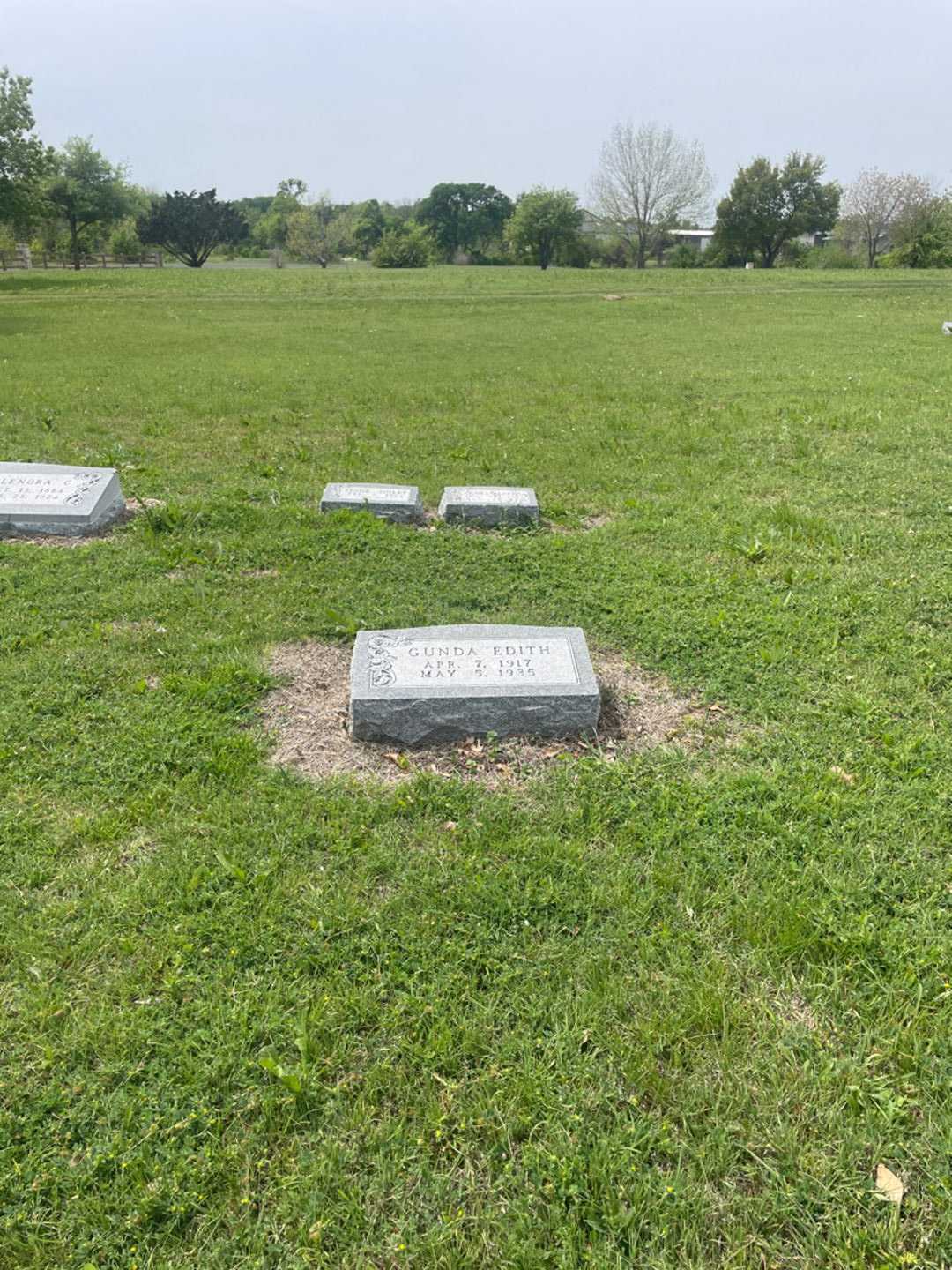 Gunda Edith Spong's grave. Photo 1