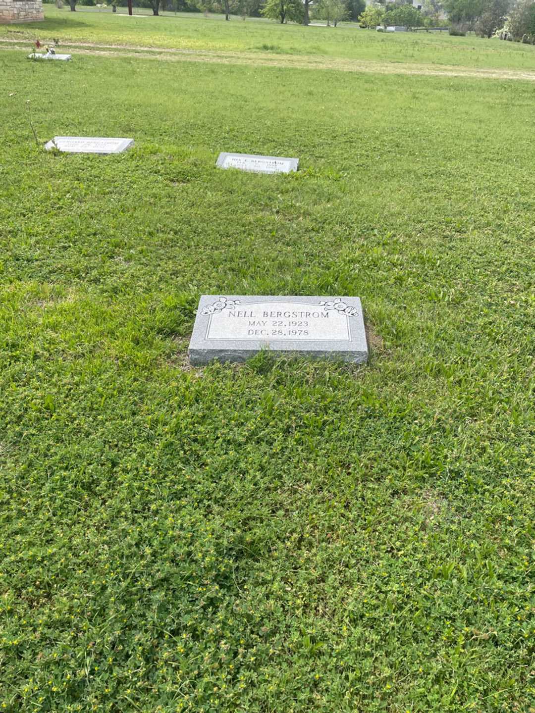 Nell Bergstrom's grave. Photo 1