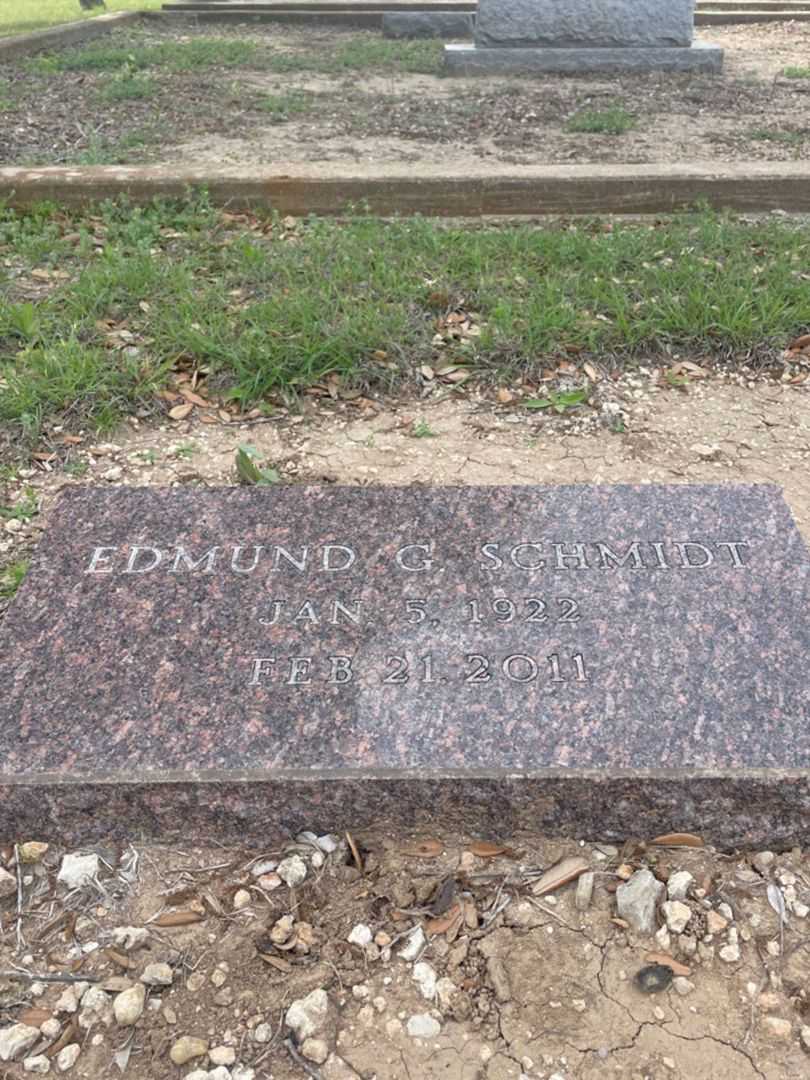 Edmund G. Schmidt's grave. Photo 2