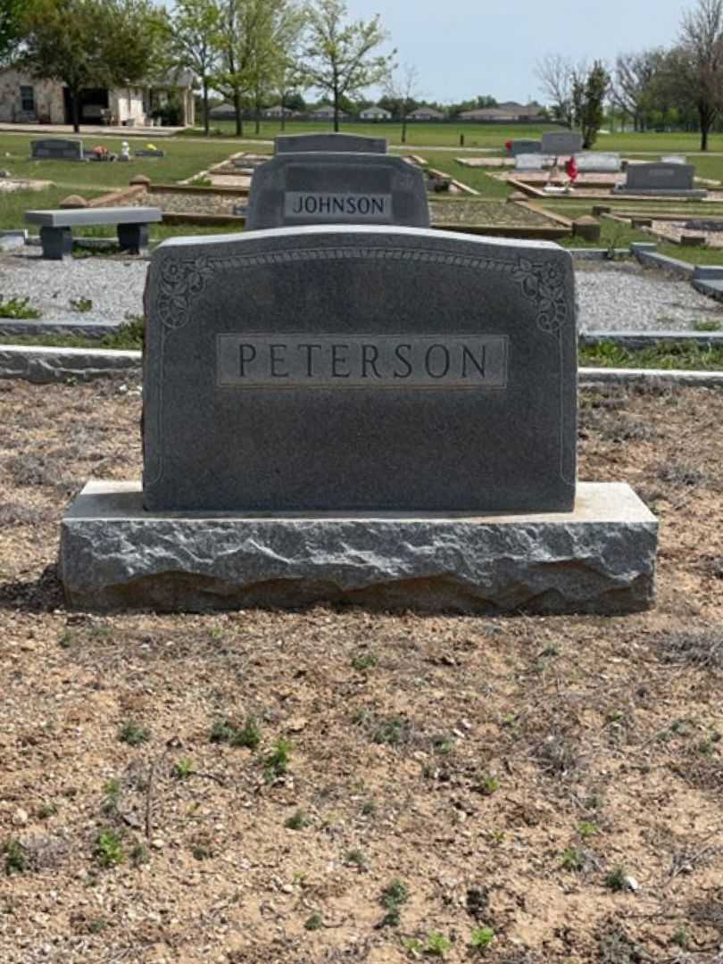 Augusta Peterson's grave. Photo 1