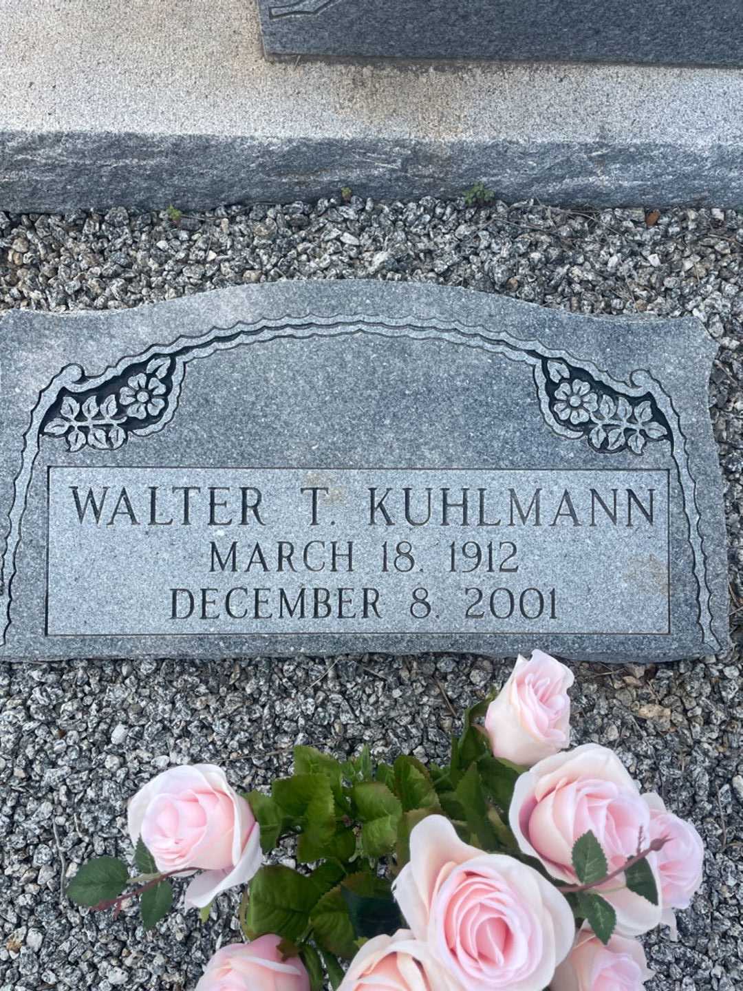 Walter T. Kuhlmann's grave. Photo 2