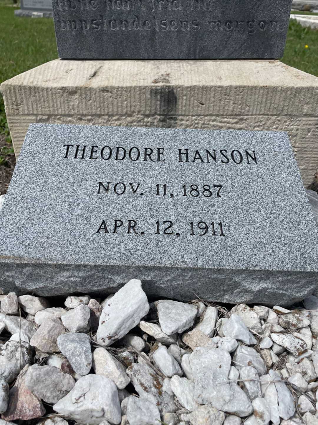 Theodore Hanson's grave. Photo 2