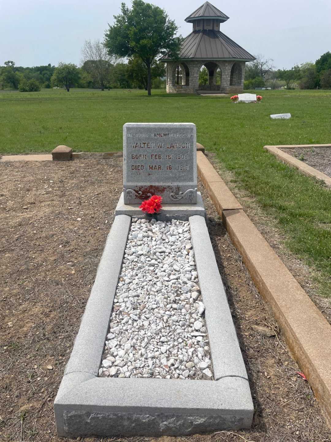 Walter W. Larson's grave. Photo 1