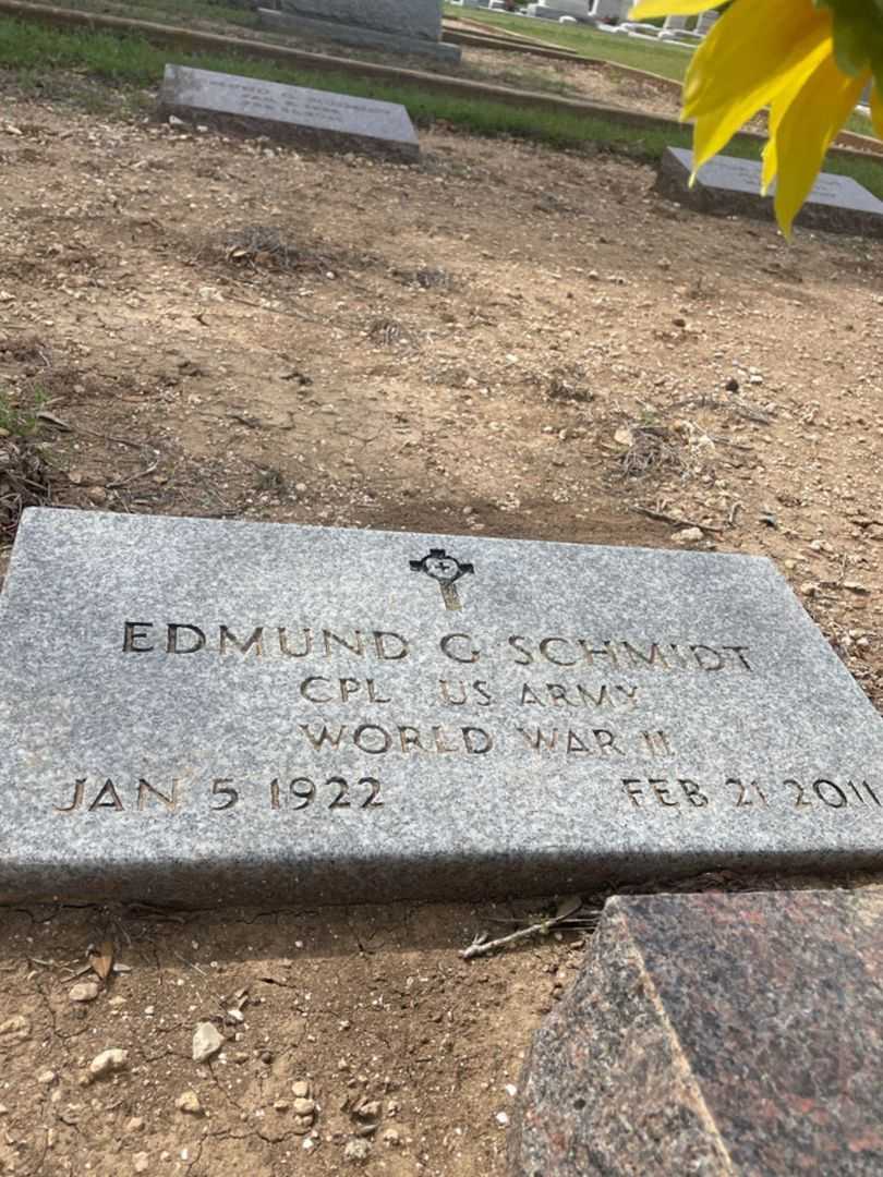 Edmund G. Schmidt's grave. Photo 3