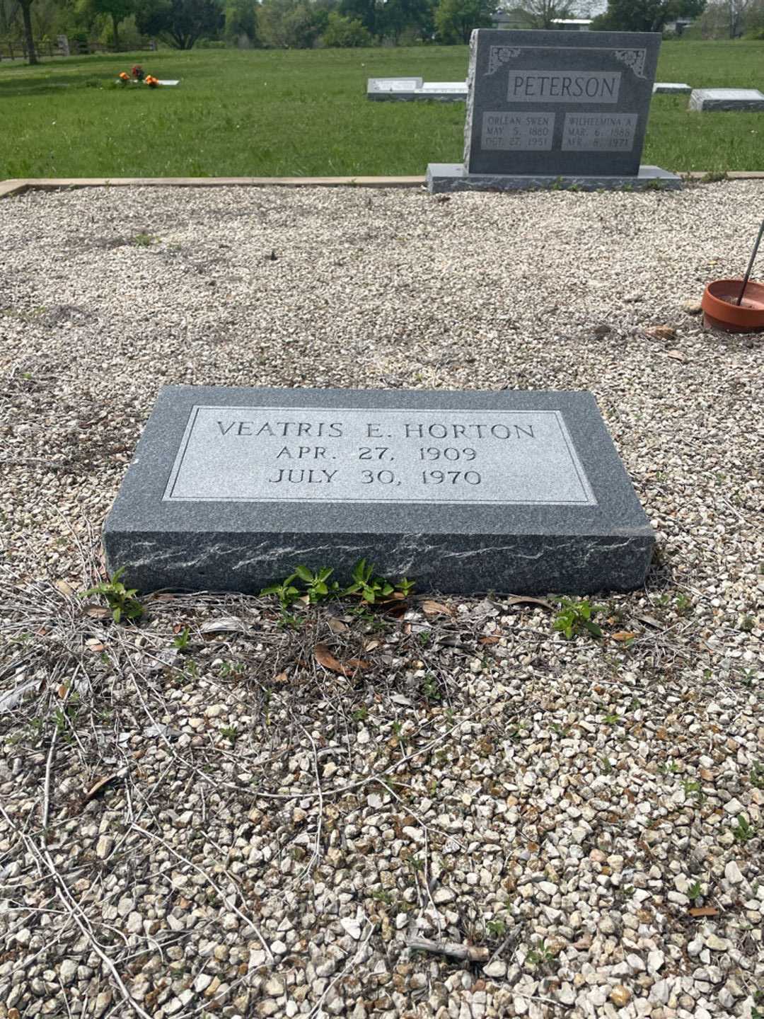 Veatris E. Horton's grave. Photo 2