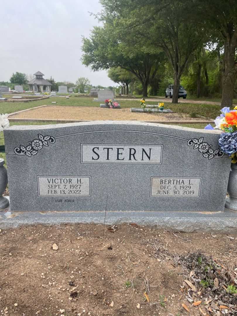 Victor H. Stern's grave. Photo 2