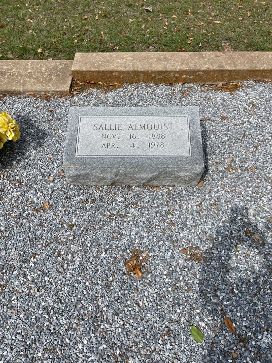 Sallie Almquist's grave. Photo 2