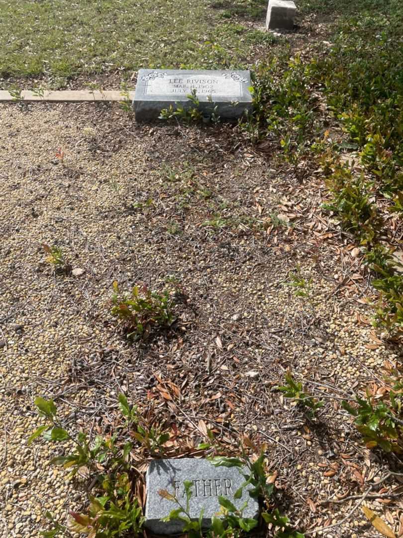 Lee Rivison's grave. Photo 1