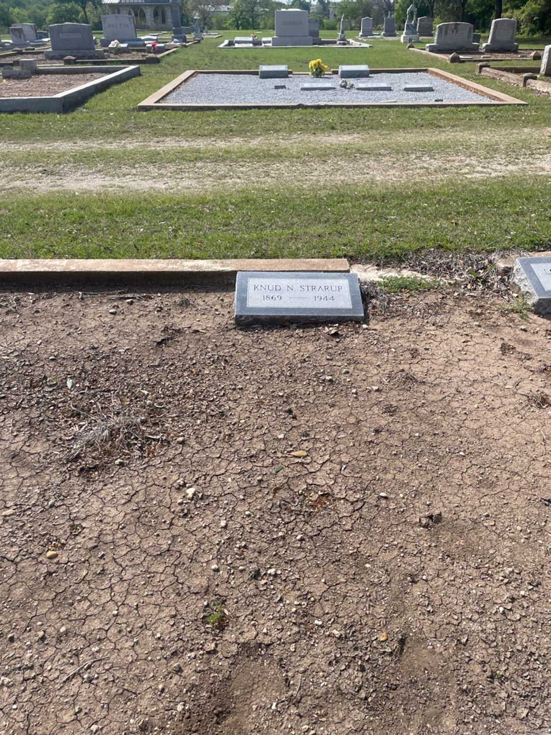 Knud N. Strarup's grave. Photo 1