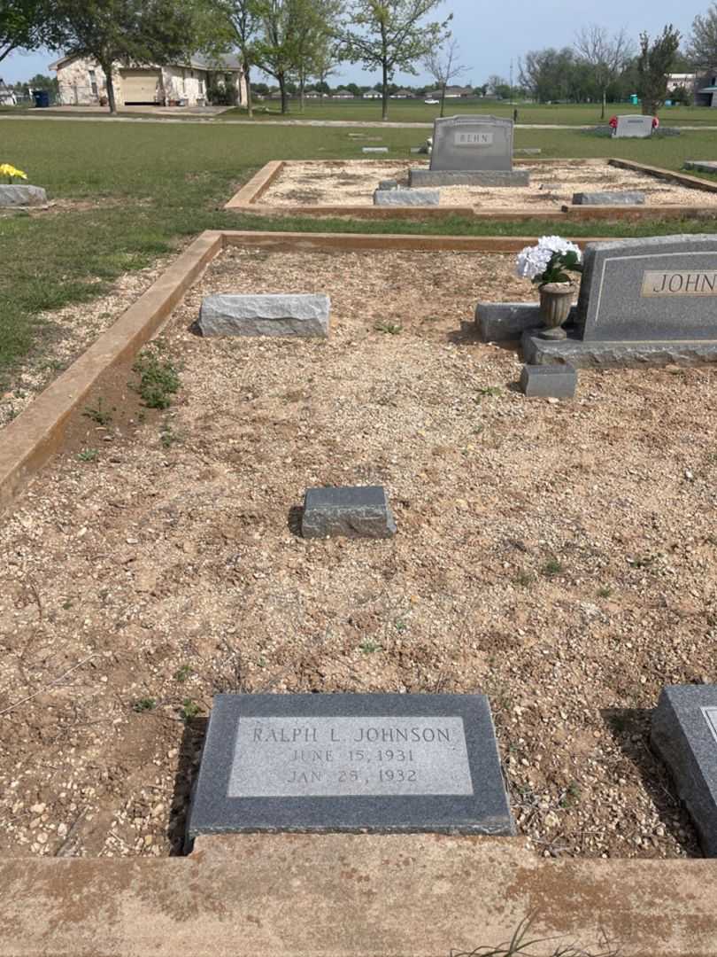 Ralph L. Johnson's grave. Photo 1