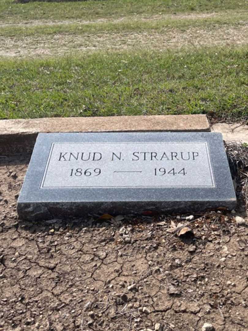 Knud N. Strarup's grave. Photo 2