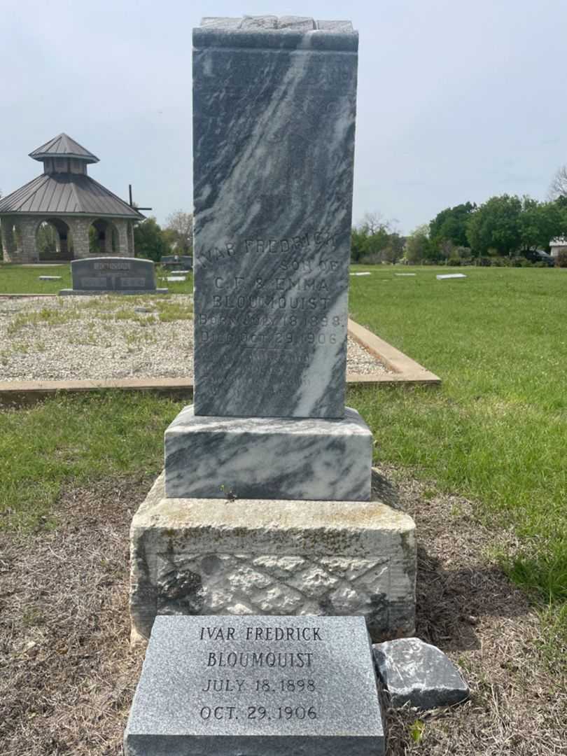 Ivar Fredrick Bloumquist's grave. Photo 2