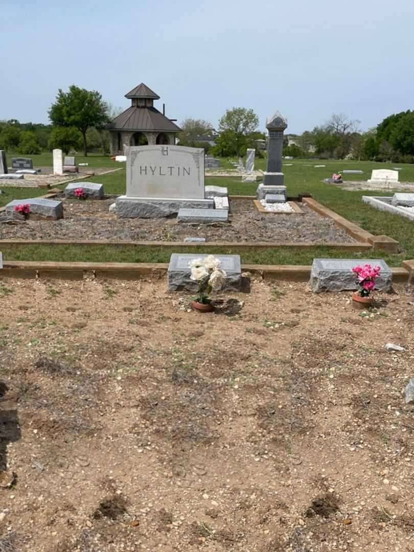 Beda E. Johnson's grave. Photo 1